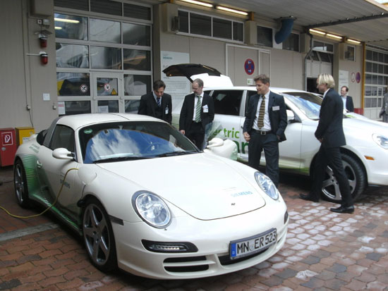 Danish delegation visits Siemens´ e-car lab